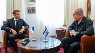 الرئيس الفرنسي إيمانويل ماكرون وبنيامين نتنياهو