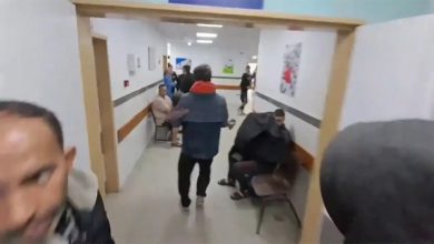 قوات اسرائيلية تحتجز الشبان الموجودين بمستشفى كمال عدوان