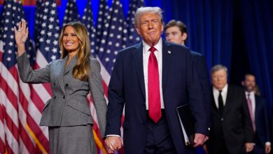 دونالد ترامب يظهر على المسرح مع زوجته ميلانيا صباح الأربعاء