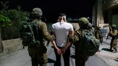 قوات إسرائيلية تشن حملة اعتقالات في قرية بيت عوا جنوب الخليل