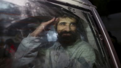 أسير فلسطيني محرر يلوح بيده لدى وصوله إلى قطاع غزة