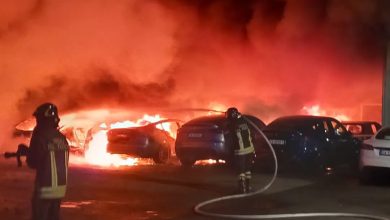 حريق يلتهم ١٧ سيارة في معرض تسلا في روما