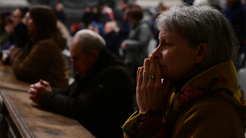 مصلون في الفاتيكان