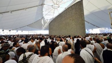 الحجاج يؤدون رمي الجمرات في أول أيام عيد الأضحى