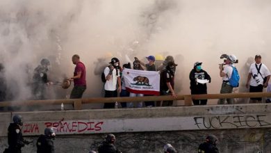 ترامب يواجه الأميركيين من الشارع إلى المحكمة