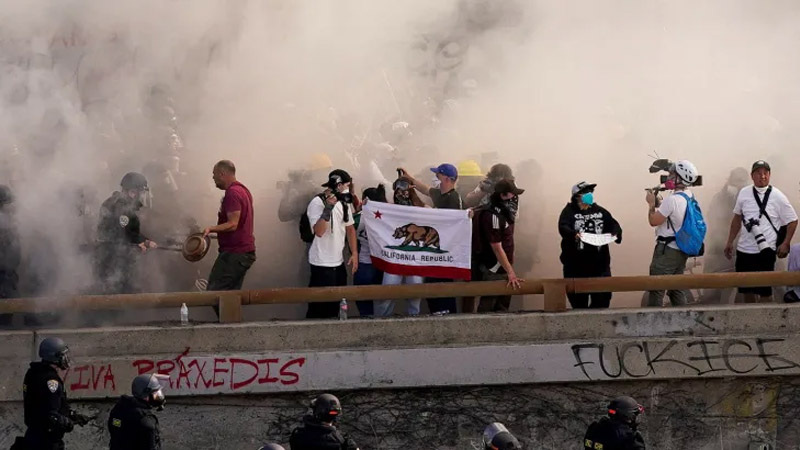 ترامب يواجه الأميركيين من الشارع إلى المحكمة