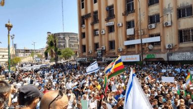 مئات يطالبون بحق تقرير المصير في السويداء