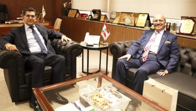 وزير الإعلام اللبناني بول مرقص والسفير البحريني وحيد مبارك سيّار