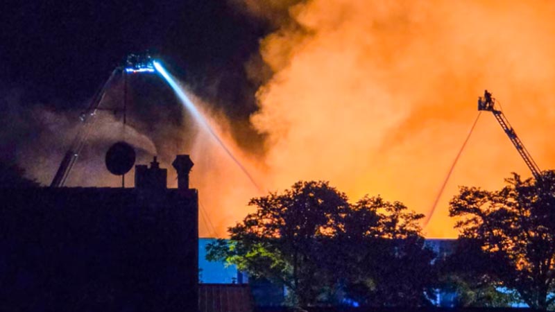 حريق كبير في المصيلح يمتد على مساحات واسعة