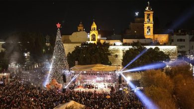 بيت لحم تستعيد أجواء الميلاد بعد عامين من الانقطاع وتحتفل بإضاءة شجرة العيد