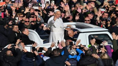 موكب البابا لاوون الرابع عشر يشق طريقه نحو المرفأ لإقامة الصلاة الصامتة