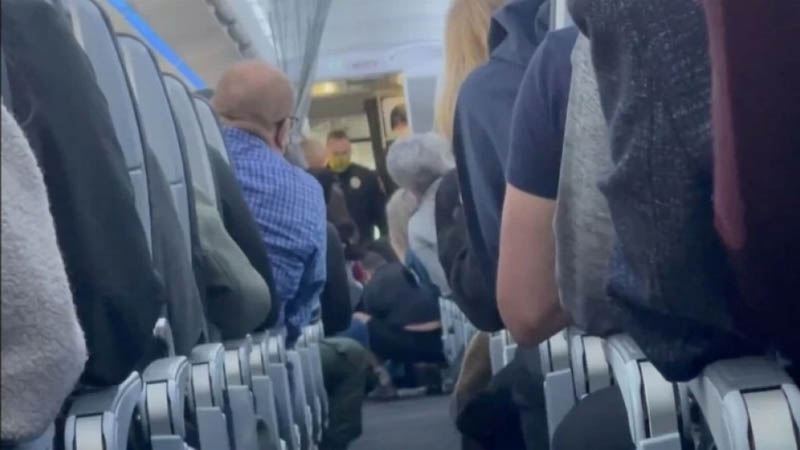 رجل أعمال بريطاني يعض مضيفة ويهدد الطاقم