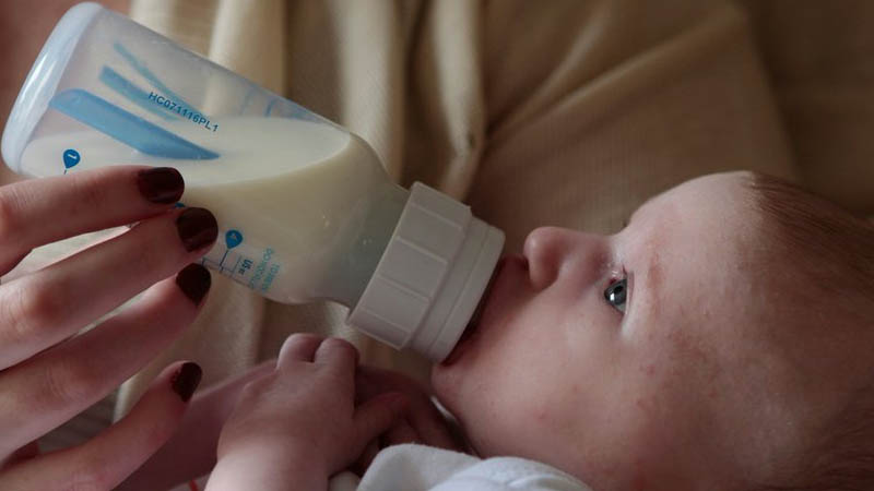 مادة سامة في حليب الأطفال تدفع بكين للتحرك