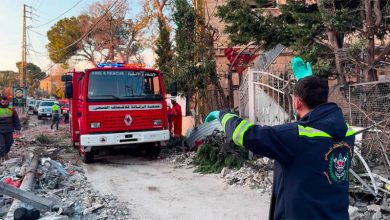 تواصل فرق الدفاع المدني والإسعاف عمليات البحث والإنقاذ في بلدة القليلة