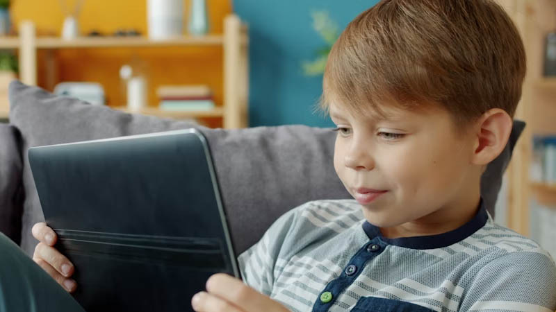 تأثير الأجهزة اللوحية على نمو الدماغ عند الأطفال