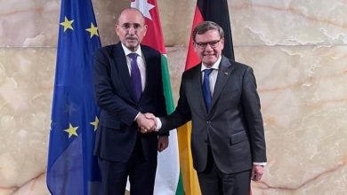 وزير الخارجية الأردني أيمن الصفدي مع نظيره الألماني يوهان فاديفول