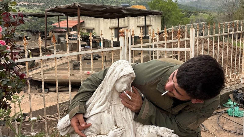 صورة متداولة تُظهر جندياً يضع سيجارة في فم تمثال للسيدة العذراء