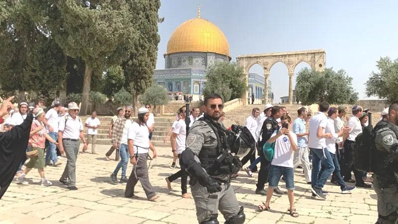 مستعمرون في باحة المسجد الأقصى